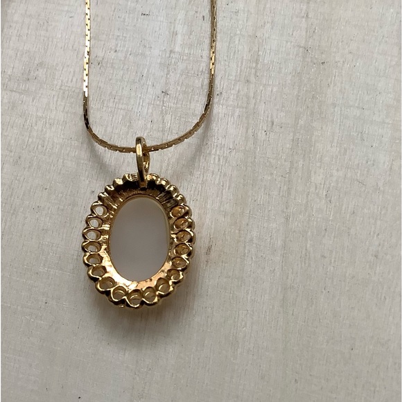 Vintage tonal cream cameo pendant necklace RIGHT FACING - Picture 8 of 9